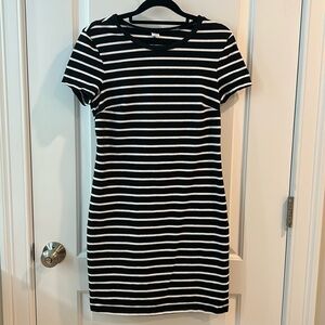 Old Navy Black and White Striped Knit Dress Size: M